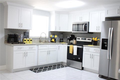 House in Tampa, Florida 3 bedrooms, 166.85 sq.m. № 1881327 - photo 17