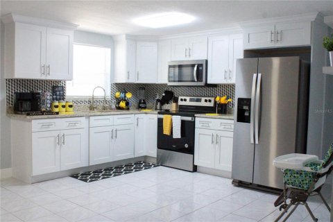 House in Tampa, Florida 3 bedrooms, 166.85 sq.m. № 1881327 - photo 14