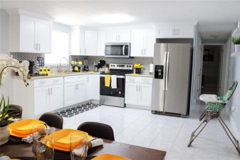 House in Tampa, Florida 3 bedrooms, 166.85 sq.m. № 1881327 - photo 15