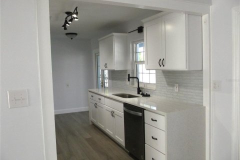 House in Saint Petersburg, Florida 4 bedrooms, 183.3 sq.m. № 1629047 - photo 17