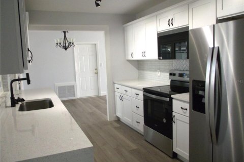 House in Saint Petersburg, Florida 4 bedrooms, 183.3 sq.m. № 1629047 - photo 18