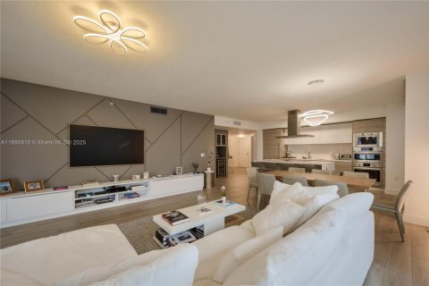 Condo in Sunny Isles Beach, Florida, 3 bedrooms  № 1921977 - photo 10