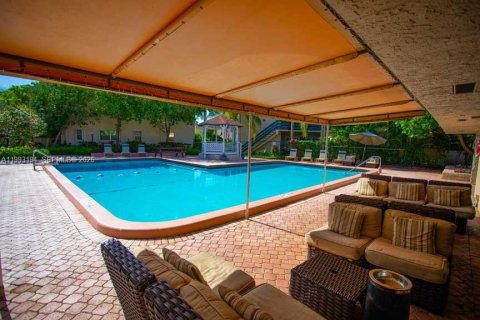 Condo in Oakland Park, Florida, 3 bedrooms № 2055799 - photo 6