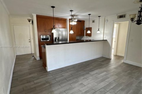 Condo in Oakland Park, Florida, 3 bedrooms № 2055799 - photo 13