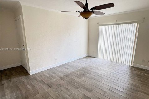 Condo in Oakland Park, Florida, 3 bedrooms № 2055799 - photo 9