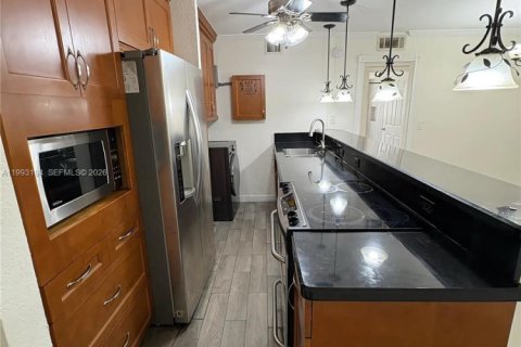 Condo in Oakland Park, Florida, 3 bedrooms № 2055799 - photo 10