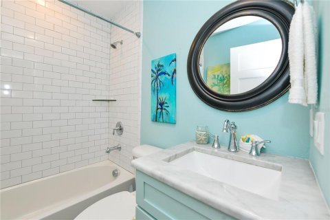 House in Anna Maria, Florida 4 bedrooms, 140.75 sq.m. № 1717375 - photo 8
