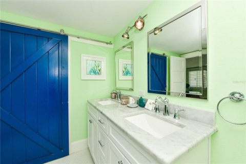 House in Anna Maria, Florida 4 bedrooms, 140.75 sq.m. № 1717375 - photo 17