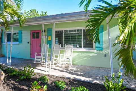 House in Anna Maria, Florida 4 bedrooms, 140.75 sq.m. № 1717375 - photo 1