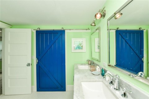 House in Anna Maria, Florida 4 bedrooms, 140.75 sq.m. № 1717375 - photo 16