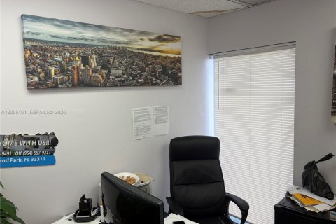 Propiedad comercial en venta en Lauderhill, Florida № 2071121 - foto 7