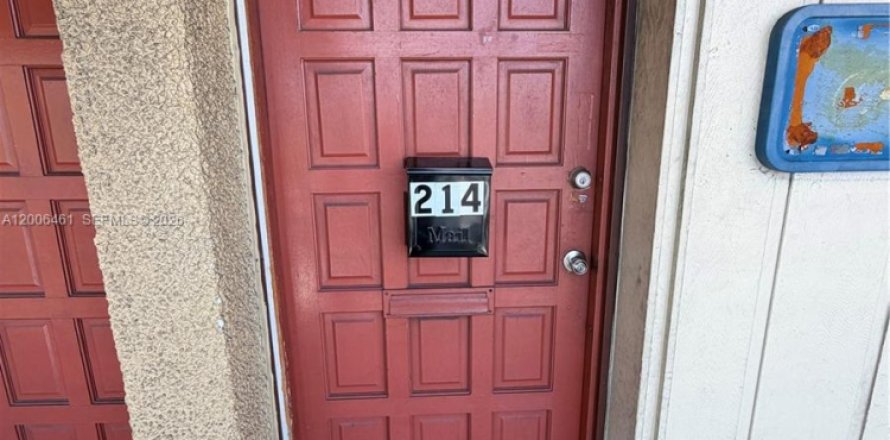 Propiedad comercial en Lauderhill, Florida № 2071121