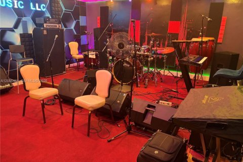 Propiedad comercial en venta en Lauderhill, Florida № 2071121 - foto 9