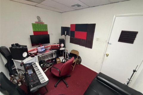 Propiedad comercial en venta en Lauderhill, Florida № 2071121 - foto 19