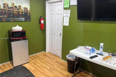Propiedad comercial en venta en Lauderhill, Florida № 2071121 - foto 3