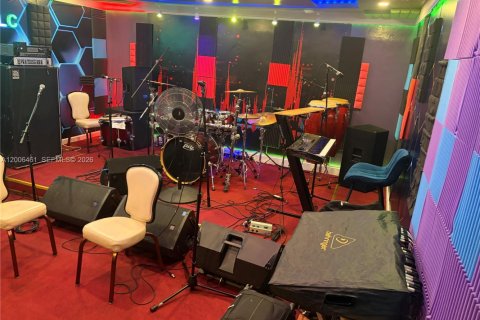 Propiedad comercial en venta en Lauderhill, Florida № 2071121 - foto 10