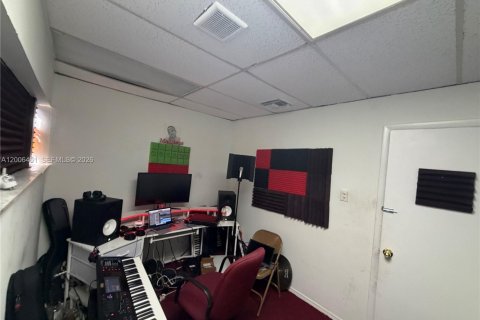 Propiedad comercial en venta en Lauderhill, Florida № 2071121 - foto 17