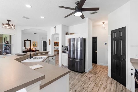 House in Sorrento, Florida 4 bedrooms, 192.03 sq.m. № 1681741 - photo 8