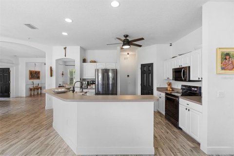 House in Sorrento, Florida 4 bedrooms, 192.03 sq.m. № 1681741 - photo 9