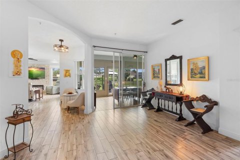 House in Sorrento, Florida 4 bedrooms, 192.03 sq.m. № 1681741 - photo 3
