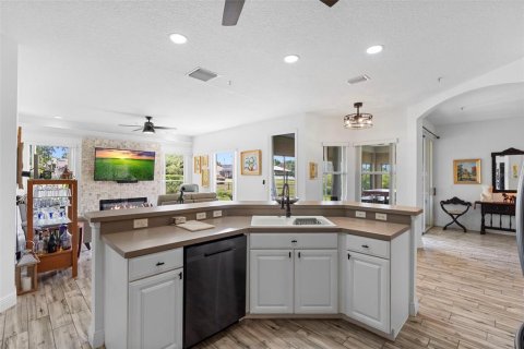 House in Sorrento, Florida 4 bedrooms, 192.03 sq.m. № 1681741 - photo 7
