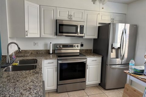 Condo in Port Richey, Florida, 2 bedrooms  № 2221443 - photo 7
