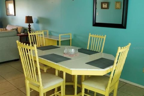 Condo in Port Richey, Florida, 2 bedrooms  № 2221443 - photo 11