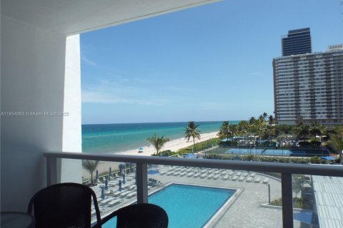 Condominio en alquiler en Hallandale Beach, Florida, 2 dormitorios, 133.78 m2 № 1814888 - foto 3
