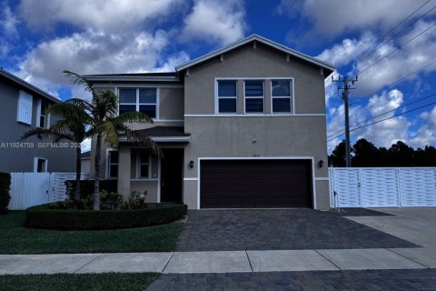 Снять в аренду виллу или дом в Хомстед, Флорида 4 спальни, 273.5м2, № 2035029 - фото 2