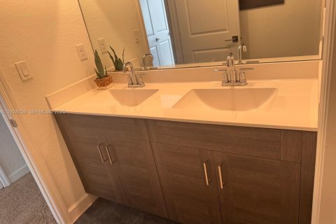 Снять в аренду виллу или дом в Хомстед, Флорида 4 спальни, 273.5м2, № 2035029 - фото 17