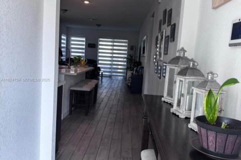 Снять в аренду виллу или дом в Хомстед, Флорида 4 спальни, 273.5м2, № 2035029 - фото 12