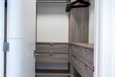 Condo in Hollywood, Florida, 2 bedrooms  № 1938401 - photo 14