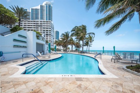 Condo in Hollywood, Florida, 2 bedrooms  № 1938401 - photo 25