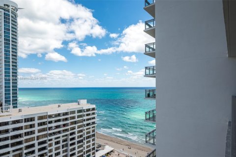 Condo in Hollywood, Florida, 2 bedrooms  № 1938401 - photo 17