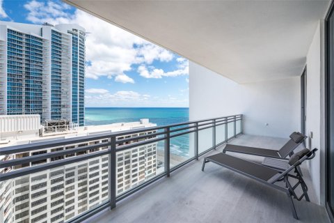 Condo in Hollywood, Florida, 2 bedrooms  № 1938401 - photo 16