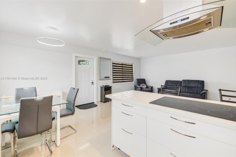 Condo in Delray Beach, Florida, 2 bedrooms  № 1868669 - photo 10