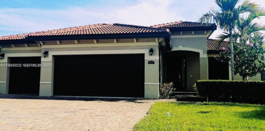 Villa ou maison à Miami, Floride 4 chambres, 227.52 m2 № 1993514