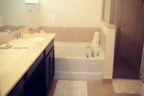 Villa ou maison à louer à Miami, Floride: 4 chambres, 227.52 m2 № 1993514 - photo 12