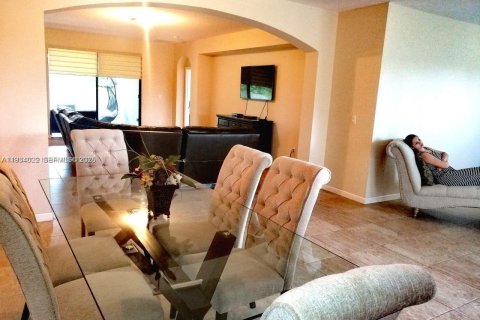 Villa ou maison à louer à Miami, Floride: 4 chambres, 227.52 m2 № 1993514 - photo 4