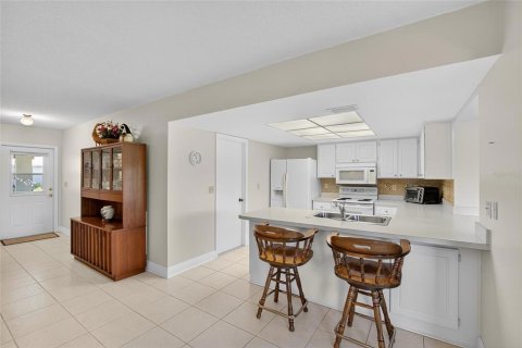 Condo in Sun City Center, Florida, 2 bedrooms  № 1915185 - photo 20