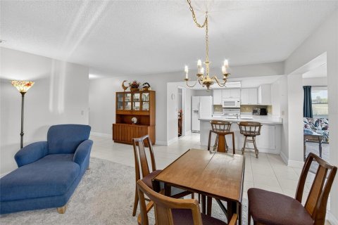 Condo in Sun City Center, Florida, 2 bedrooms  № 1915185 - photo 13