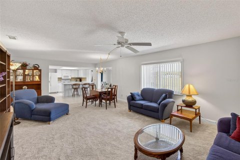 Condo in Sun City Center, Florida, 2 bedrooms  № 1915185 - photo 11