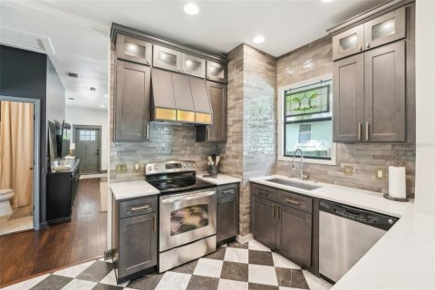 House in Tampa, Florida 3 bedrooms, 99.59 sq.m. № 1716696 - photo 13