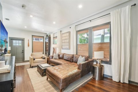 House in Tampa, Florida 3 bedrooms, 99.59 sq.m. № 1716696 - photo 6