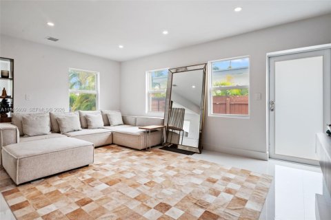 Casa en venta en Miami, Florida, 3 dormitorios, 160.44 m2 № 2002017 - foto 5