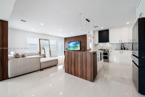 Casa en venta en Miami, Florida, 3 dormitorios, 160.44 m2 № 2002017 - foto 7
