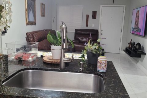 Copropriété à vendre à Hialeah, Floride: 2 chambres, 75.44 m2 № 2002086 - photo 3