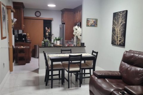 Copropriété à vendre à Hialeah, Floride: 2 chambres, 75.44 m2 № 2002086 - photo 2