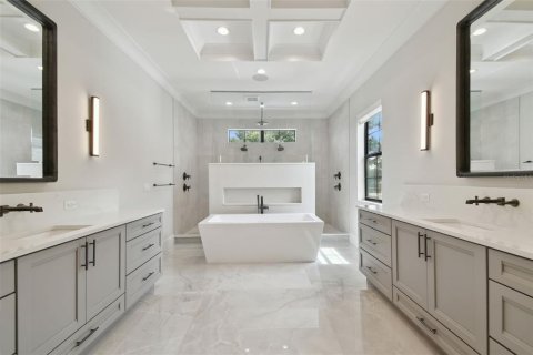 House in Tampa, Florida 5 bedrooms, 376.72 sq.m. № 1787399 - photo 5