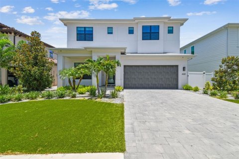 House in Tampa, Florida 5 bedrooms, 376.72 sq.m. № 1787399 - photo 1